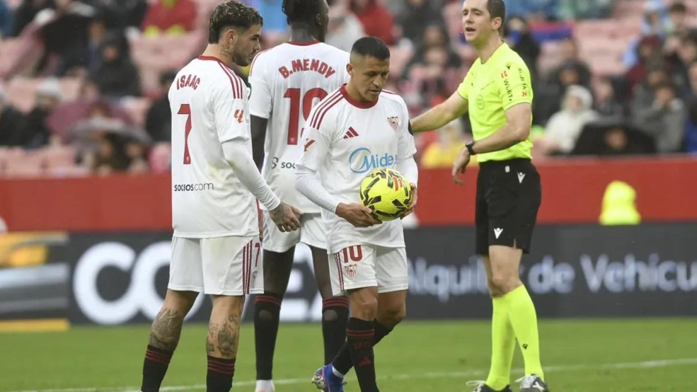 Alexis Sánchez y el penal que marcó la goleada: la decisión que remece a Sevilla tras dura caída ante Levante