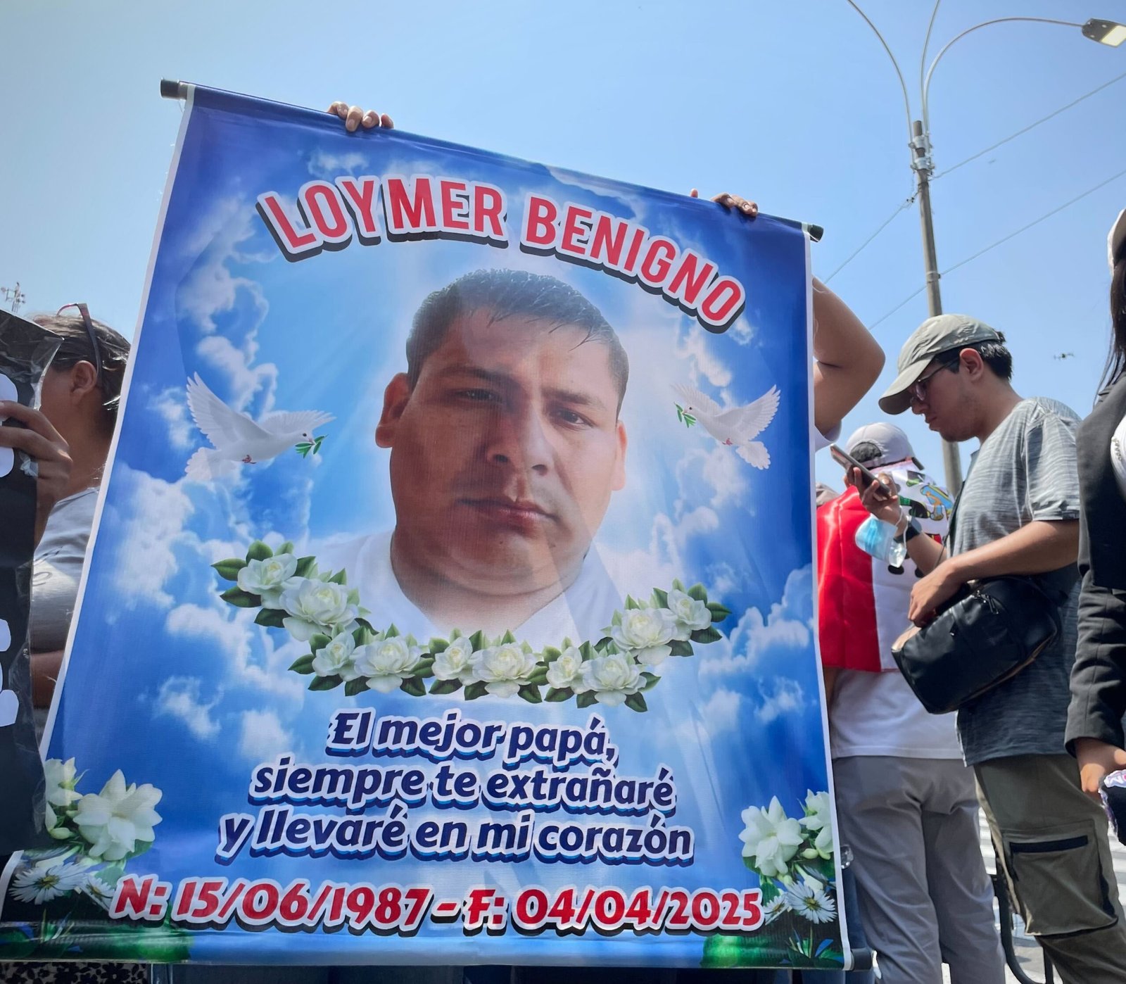 La familia de Loymer Benigno exige justicia tras el asesinato del conductor mientras manejaba un bus de la empresa Los Chinos.