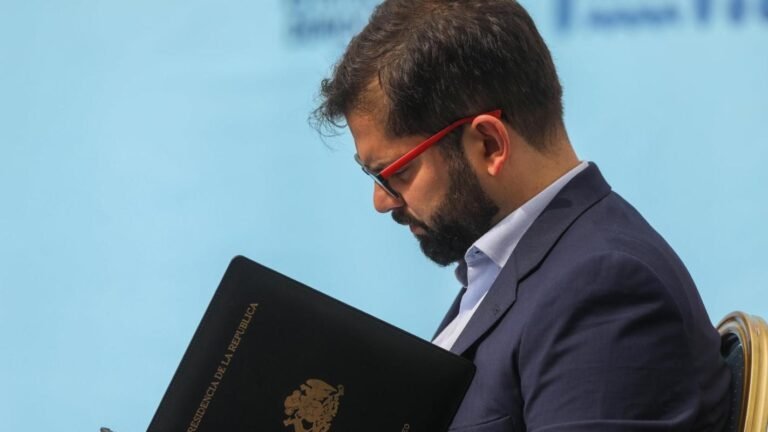 Gobierno de Boric autorizó a TVN endeudarse por más de $7 mil millones con garantía estatal