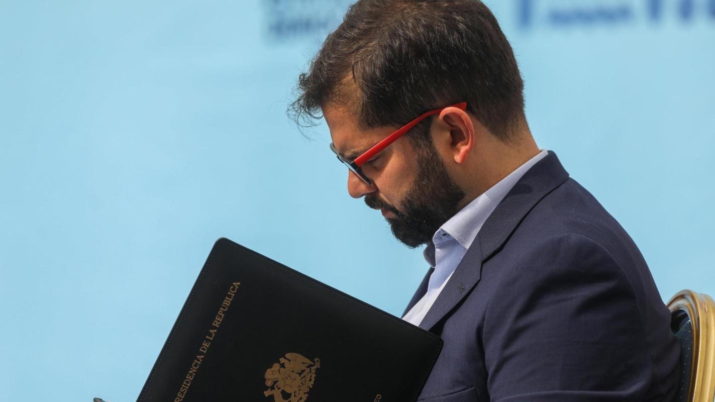 Gobierno de Boric autorizó a TVN endeudarse por más de $7 mil millones con garantía estatal