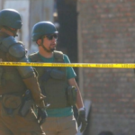 El sargento primero de Carabineros Javier Figueroa Manquemilla quedó con muerte cerebral tras recibir un disparo en la cabeza durante un procedimiento policial en Puerto Varas. La información fue confirmada por el director general de la institución.