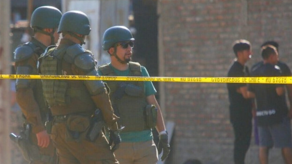 El sargento primero de Carabineros Javier Figueroa Manquemilla quedó con muerte cerebral tras recibir un disparo en la cabeza durante un procedimiento policial en Puerto Varas. La información fue confirmada por el director general de la institución.