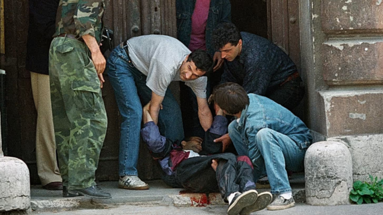 Una investigación revela que millonarios habrían participado en “safaris humanos” durante el asedio a Sarajevo, disparando contra civiles por dinero.