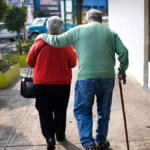 Las propuestas impulsadas por Hacienda para reducir programas sociales dirigidos a adultos mayores abren un debate técnico, jurídico y ético sobre sostenibilidad fiscal, derechos sociales y envejecimiento poblacional, en momentos en que Chile enfrenta uno de los mayores cambios demográficos de su historia reciente.