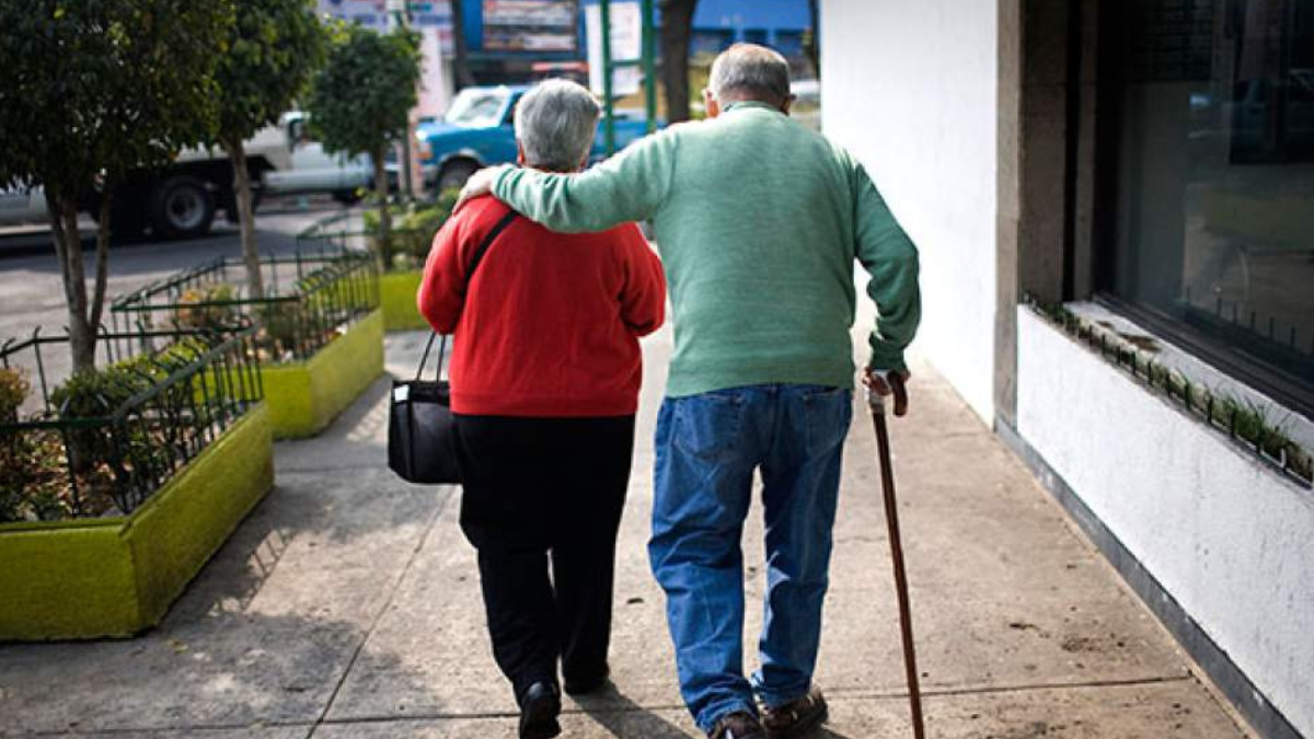 Las propuestas impulsadas por Hacienda para reducir programas sociales dirigidos a adultos mayores abren un debate técnico, jurídico y ético sobre sostenibilidad fiscal, derechos sociales y envejecimiento poblacional, en momentos en que Chile enfrenta uno de los mayores cambios demográficos de su historia reciente.