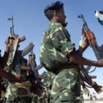 La muerte de Lahbib Mohamed Abdelaziz en un ataque con drones marroquíes volvió a situar al Sáhara Occidental en el centro del debate internacional. El episodio revela la compleja disputa geopolítica, jurídica y militar que enfrenta al Frente Polisario con Marruecos, en un contexto marcado por los intereses estratégicos de Estados Unidos, Francia, Israel y Argelia.