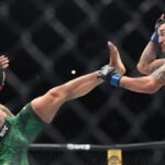Conor McGregor perdió por nocaut técnico ante Max Holloway después de sufrir una lesión en la rodilla derecha durante el primer minuto de UFC 329. El irlandés regresaba al octágono tras cinco años de ausencia.